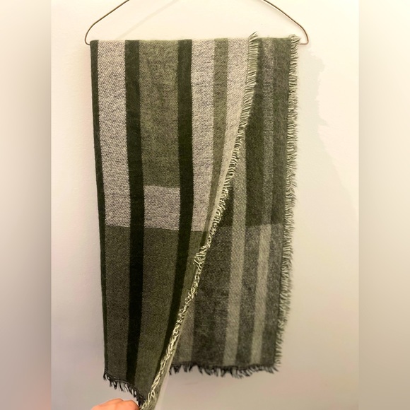 One size grey plaid scarf. Good condition - Picture 2 of 3